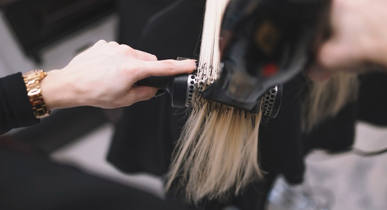 crop-stylist-setting-hair-with-brush crop-stylist-setting-hair-with-brush