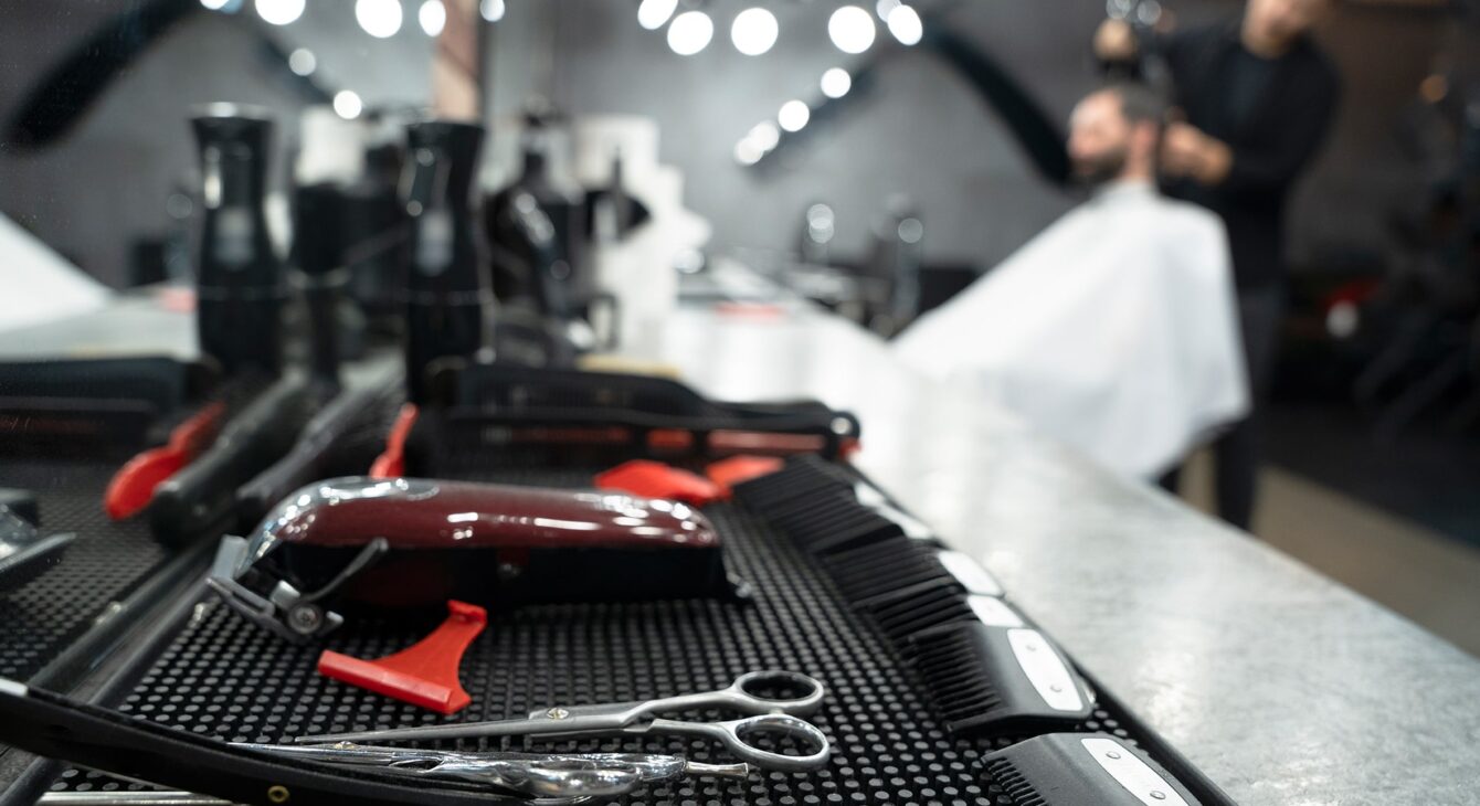 medium-shot-styling-tools-arrangement medium-shot-styling-tools-arrangement